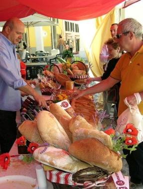 Bancarella di prodotti tipici in una fiera   