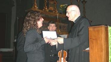 Evita Balducci, neo diplomata in clarinetto, ritira la targa assegnata alla scuola