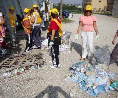 Alunni custodi dell'ambiente con "Puliamo il mondo"