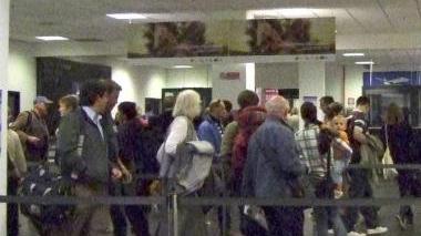 Persone in coda al check-in