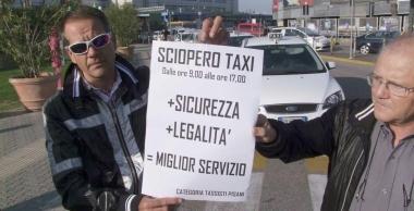 Due momenti della protesta dei tassisti ieri in citt&agrave;   