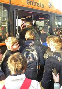 Studenti alla fermata del bus 