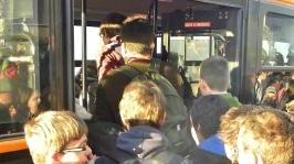 Studenti alla fermata del bus