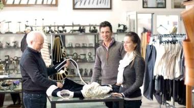 Silverio Monaco con i figli Claudio ed Elisa nella sartoria di Agliana