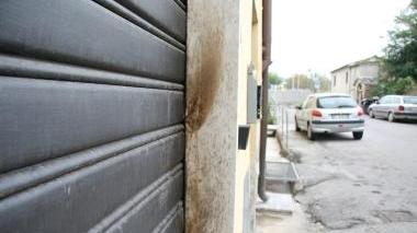 <b>INTIMIDAZIONE.</b> Il segno rimasto sull’ingresso