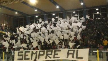 <b>IN CORSA.</b> Il pubblico al palazzetto
