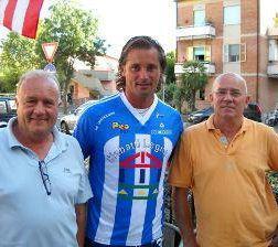 <b>COACH.</b> Enrico Mariotti tra i fratelli Pericoli 