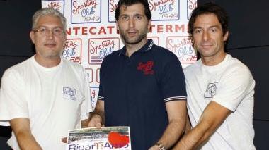 Niccolai, Angelucci e Brizzi col volantino dell’iniziativa