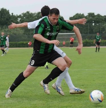 In alto lo stadio Leporaia; sopra lattaccante DAmbrosio 