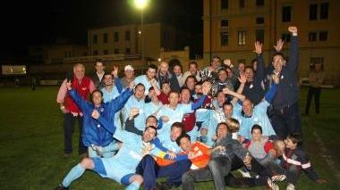 <b>CAMPIONI IN CARICA.</b> Il team del Calcestruzzo Bartolozzi esulta dopo la vittoria nel 2009-2010