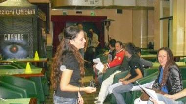 In alto, alcuni partecipanti ai provini del “Grande Fratello” in attesa di fare la selezione