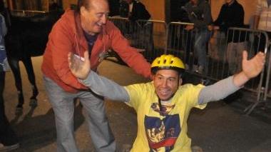 In alto, a dx del titolo, il fantino Francesco Ferrari esulta per la vittoria del Palio dei ciuchi