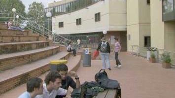 Studenti all’interno della facoltà di economia
