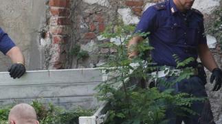 Le ricerche dei poliziotti A sinistra l’arrestato
