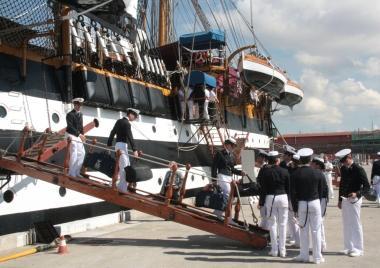 Le immagini mostrano lemozione dello sbarco degli allievi di prima classe del Vespucci   