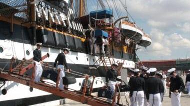 Le immagini mostrano l’emozione dello sbarco degli allievi di prima classe del Vespucci