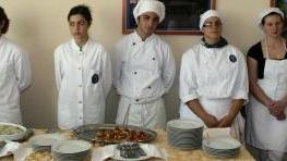Dall’alto gli studenti dell’alberghiero, la tavolata; Borraccini, Pacini e Nanni
