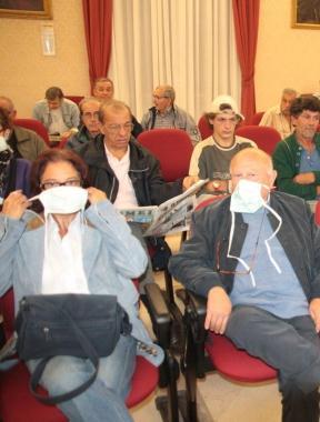 Alcuni rappresentanti del comitato contro la discarica del Limoncino ieri hanno protestato durante la seduta del consiglio provinciale 