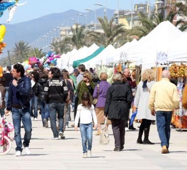 I banchi del mercatino artigiano in Passeggiata 