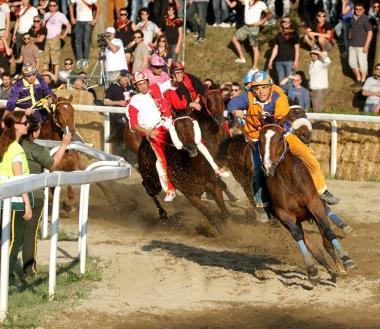 Il presidente del cda Massimo Billi e sopra il Palio 2010    