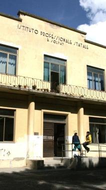 Sopra lingresso dellIpsia a Rosignano Solvay Sotto alunni davanti alla porta dellistituto e pi&ugrave; in basso il dirigente dellIsis Mattei Riccardo Borraccini  