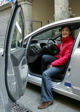 Il sindaco Luciana Cappelli a bordo di una delle auto ecologiche a disposizione del Comune 