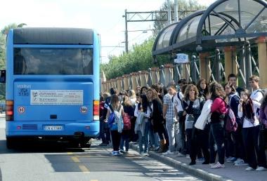 Ragazzi fermi alla pensilina della fermata del bus 