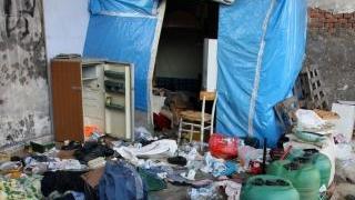 A destra alcuni fusti abbandonati accanto l’interno di un capannone nell’ultima foto un’auto abbandonata lungo la strada