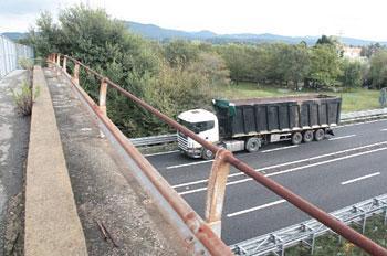 Sassi dal cavalcavia: colpita un'auto sulla Variante Aurelia