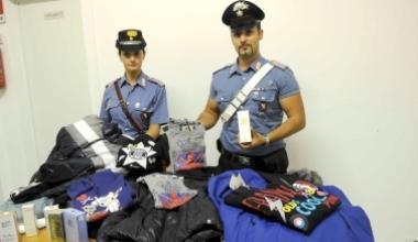 Rubavano nei negozi e lasciavano la refurtiva in un'auto: preso il complice. Caccia a una coppia