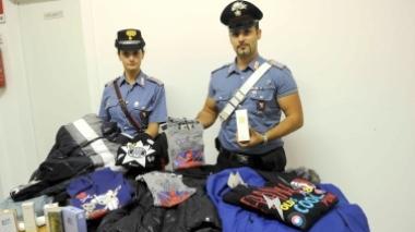 Rubavano nei negozi e lasciavano la refurtiva in un'auto: preso il complice. Caccia a una coppia