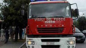 Scoppia un incendio mentre cucina, salvati nonno e due nipotini
