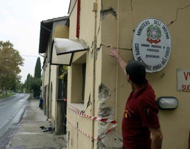 Auto finisce contro distaccamento vigili