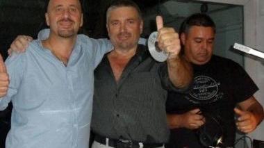 Un gruppo di speaker alla consolle del Tinì, Gabriele Bibbiani che presenta la festa, i dj storici di Rs101 e il pubblico che balla