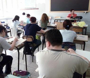 <b>SCUOLA. </b>Sopra ragazzi in classe.     