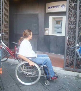Scalini che impediscono laccesso ai disabili (foto darchivio) 