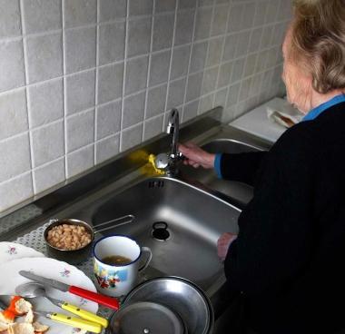 Una donna alla prese con la mancanza dacqua 