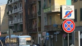 Una Volante della polizia durante un controllo in città