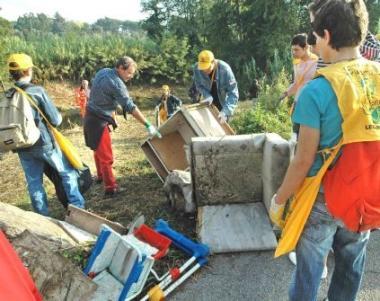 Studenti a caccia di rifiuti durante Puliamo il mondo   