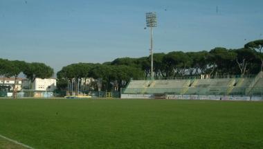 Lo stadio dei Pini come &egrave; oggi. Sopra il progetto del nuovo impianto 