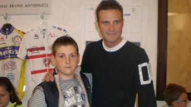 <b>CAMPIONE.</b> Alessandro Petacchi con un piccolo fan
