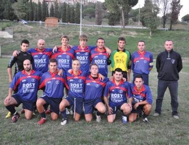 La formazione dellAsd Cecina e, in alto a sinistra, mister Paperini    