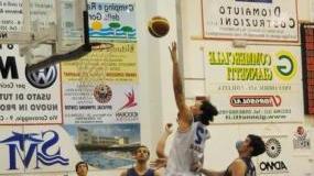 Un’azione del Basket Cecina