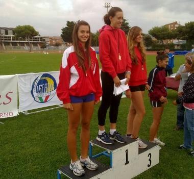 Eleonora Salvadori impegnata nel salto e il momento delle premiazioni            