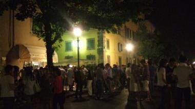 Giovani davanti ai locali e Tambellini
