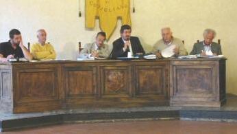 Una seduta del consiglio Con il microfono Ceccarelli