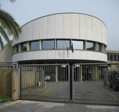 <b>DUELLO IN MEZZO AL PORTO.</b> A destra gli ormeggi della Madonnina nel porto di Viareggio Sopra, il tribunale 