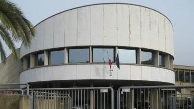 <b>DUELLO IN MEZZO AL PORTO.</b> A destra gli ormeggi della Madonnina nel porto di Viareggio Sopra, il tribunale