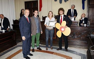 <b>Premio. </b> Il vice sindaco Edoardo Fanucci prima dellinizio del consiglio comunale ha premiato i vincitori del concorso legato a Territori in festival che si &egrave; svolto la settimana scorsa     