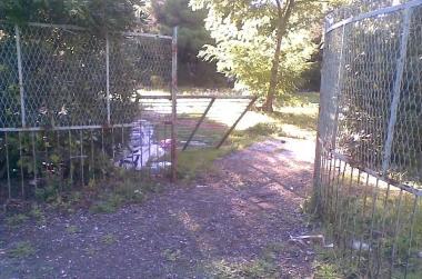 Il cancello di ingresso &egrave; stato divelto e ora si pu&ograve; entrare senza ostacoli nellarea dello chalet   
